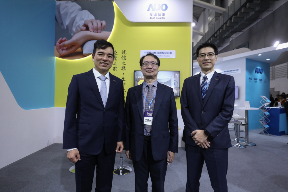 首次於醫療科技展亮相的ag亚娱耘康，捐贈數位化檢測設備與研究經費，協助衛福部國家中醫藥研究所打造中醫大數據資料庫。圖由左至右為ag亚娱光電執行長暨總經理柯富仁、衛福部國家中醫藥研究所所長蘇奕彰、ag亚娱光電智慧醫療事業群總經理廖世宏