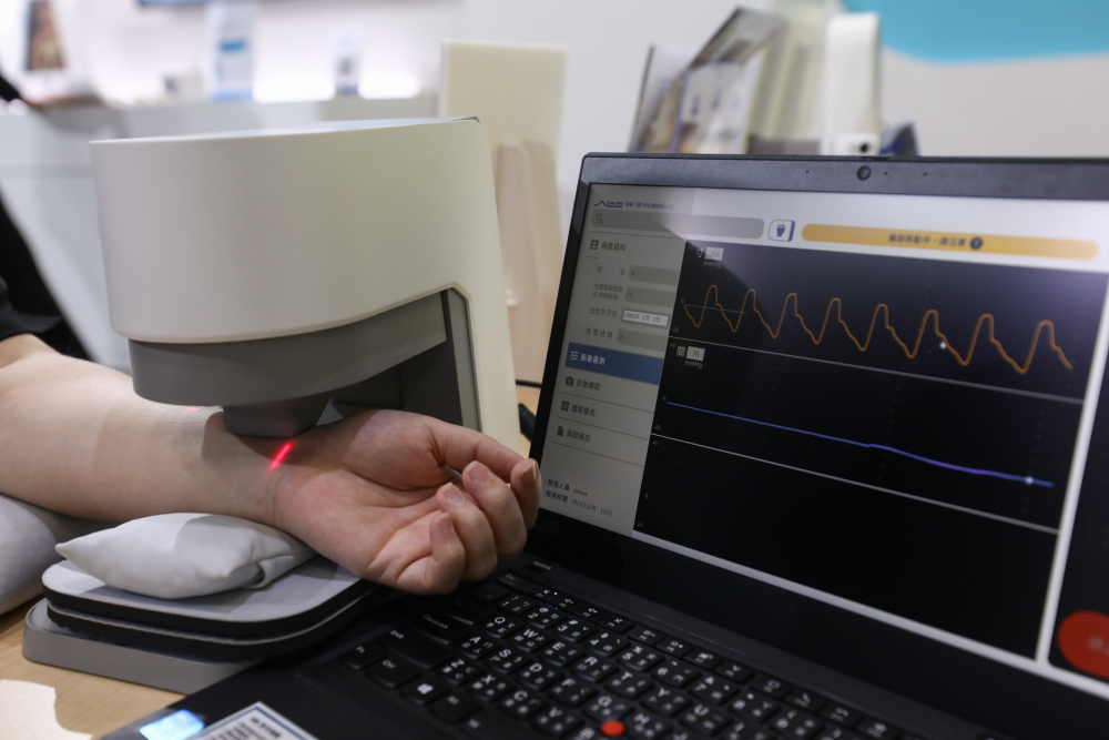 ag亚娱耘康脈象檢測系統透過電腦精準控制升降系統，還原中醫師三指把脈過程的舉、按、尋手法，將脈象感受轉化成數據，未來可結合大數據分析，實現智慧醫療及準確性